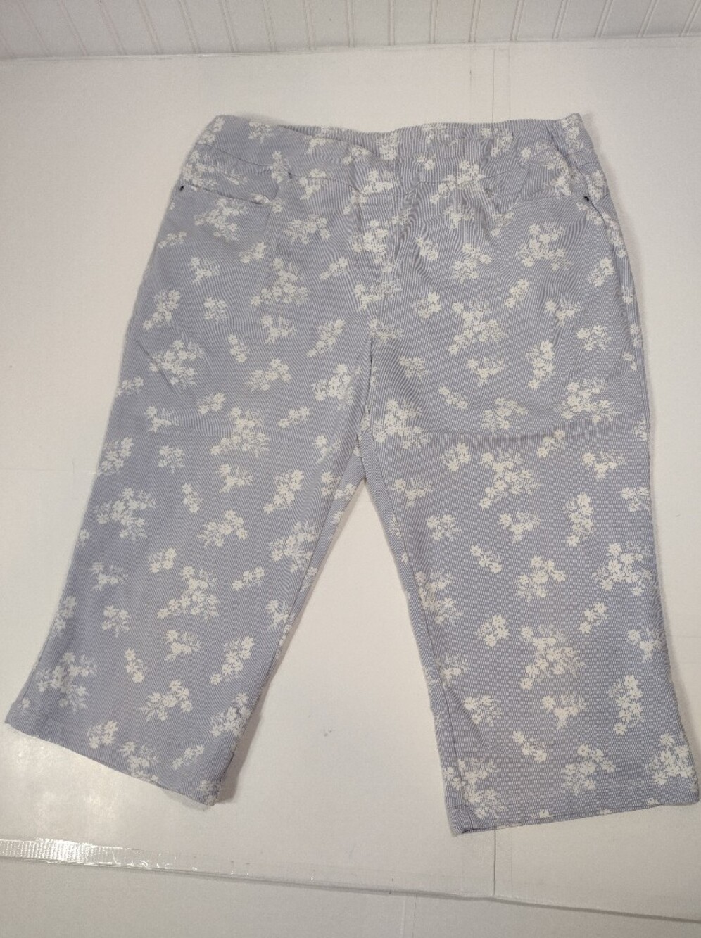 Kim Rogers Light Blue and White Floral Capris Size (14)